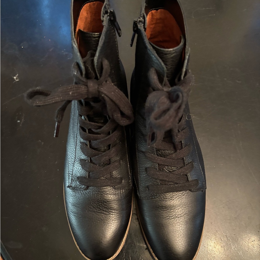 Vionic Lani lace up in black size 8 M. Worn 2x
So comfortable!